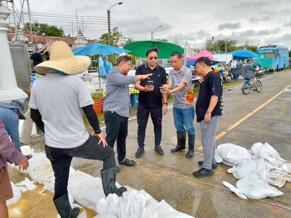 ๘ พฤศจิกายน ๒๕๖๘ ร่วมใจบรรจุกระสอบทราย ป้องกันน้ำท่วมนครปากเกร็ด