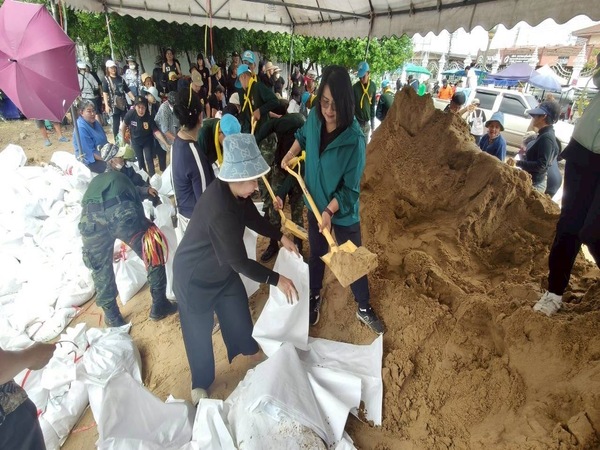 ๙ พฤศจิกายน ๒๕๖๘ ร่วมใจบรรจุกระสอบทราย ป้องกันน้ำท่วมนครปากเกร็ด