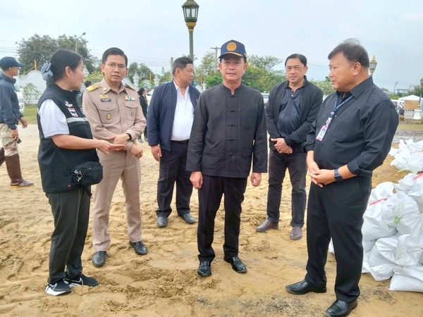 ผู้ว่าฯ นนทบุรี ลงพื้นที่ตรวจสถานการณ์น้ำท่วม พร้อมให้กำลังใจการบรรจุกระสอบทราย ป้องกันน้ำท่วมนครปากเกร็ด